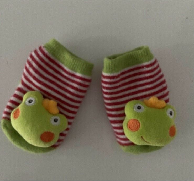 Baby Rasselsocken Socken Frosch in Vellmar