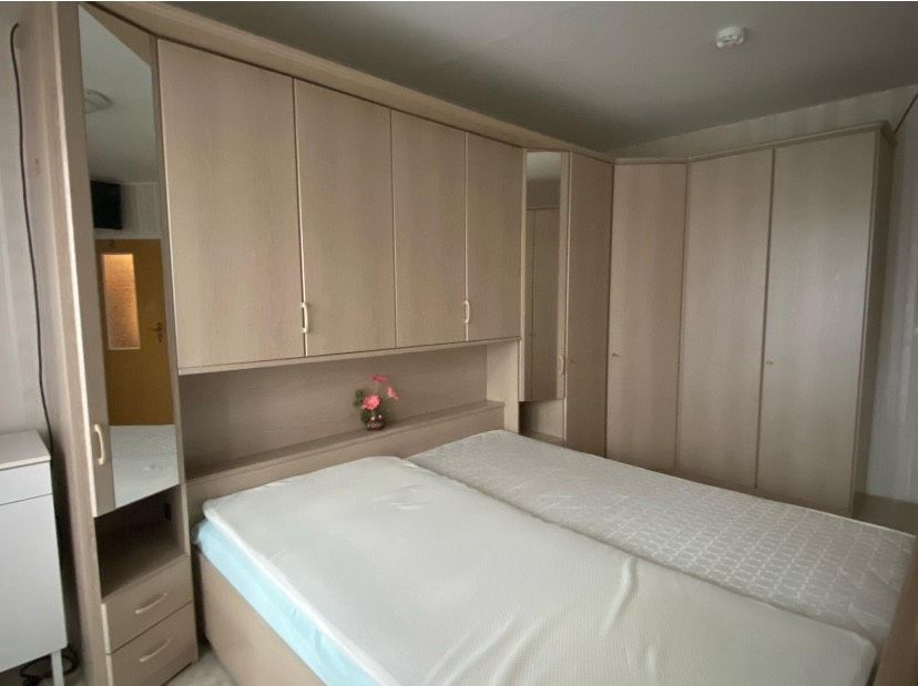 Schlafzimmer mit Bettanlage und großem Kleiderschrank in Quedlinburg