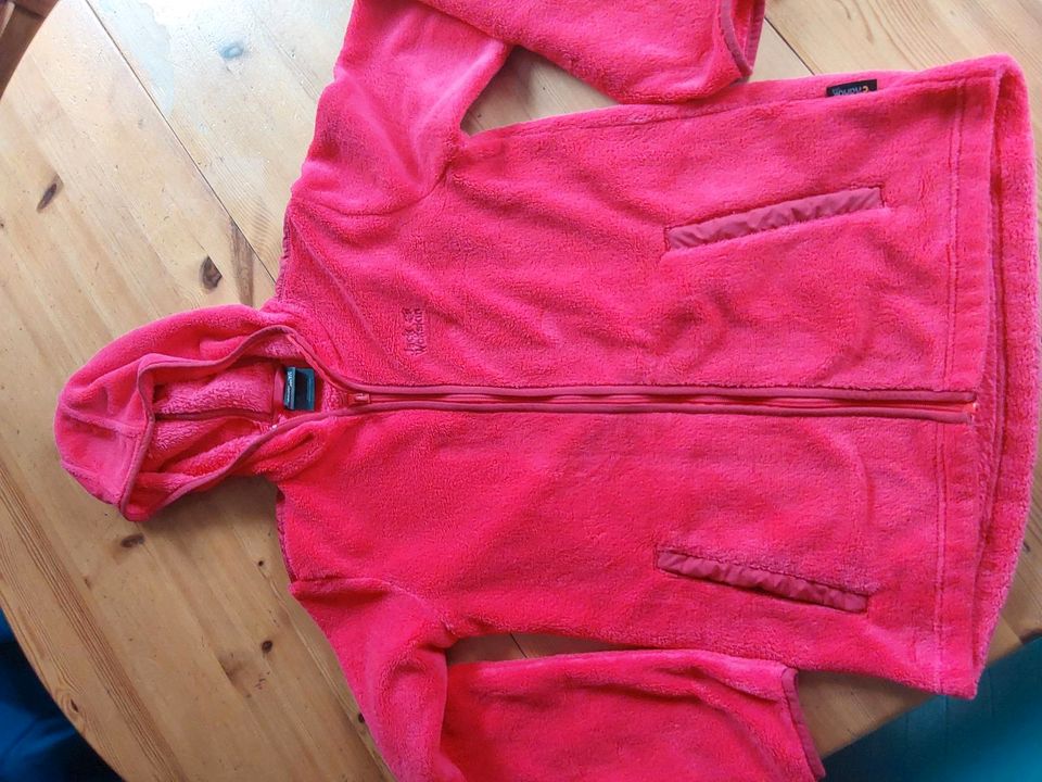 Teddyjacke von Jack Wolfskin in 164 im knalligen rot in Itzstedt