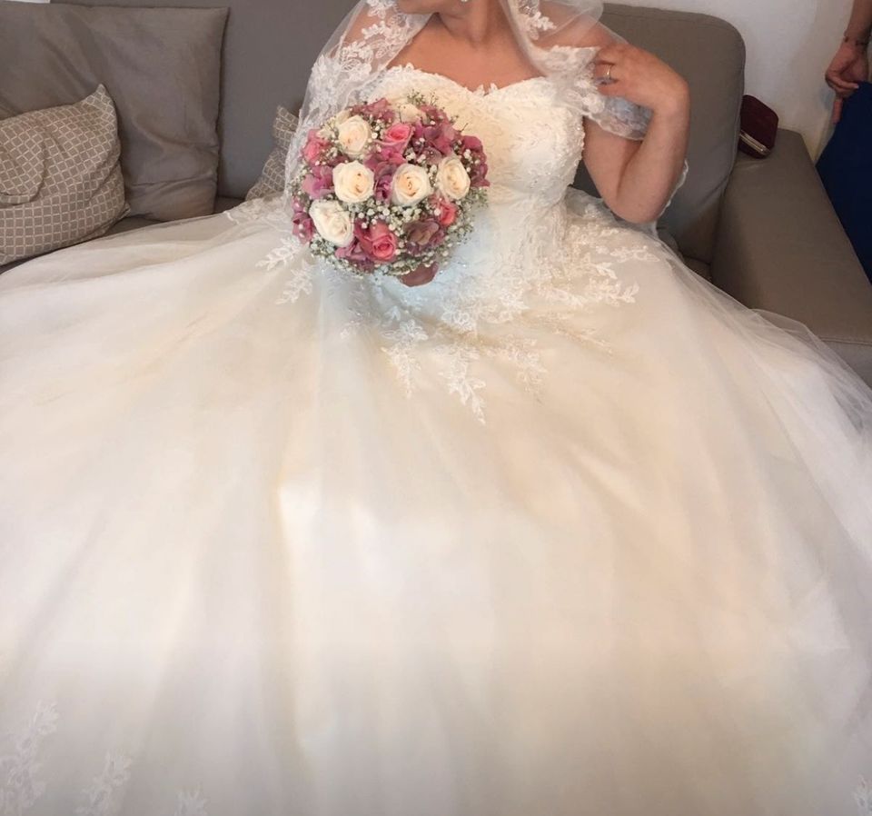 Brautkleid fein bestickt in Unterschleißheim