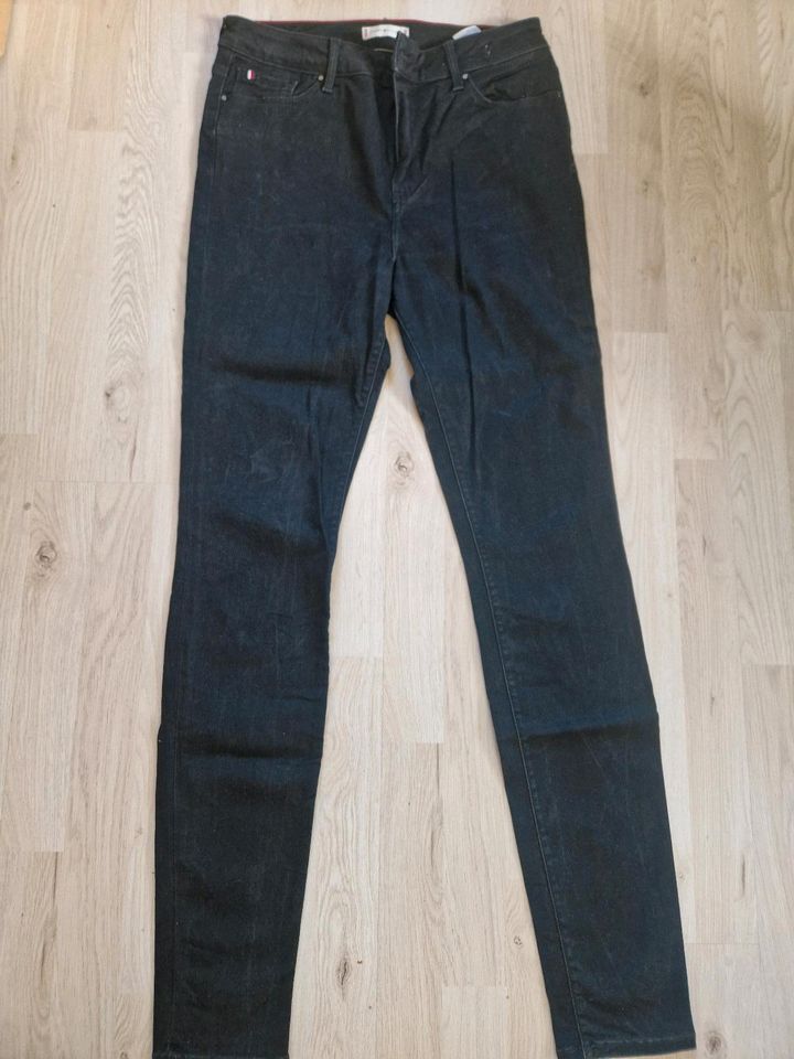 Nahezu neue Tommy Hilfiger Skinny Jeans in Northeim