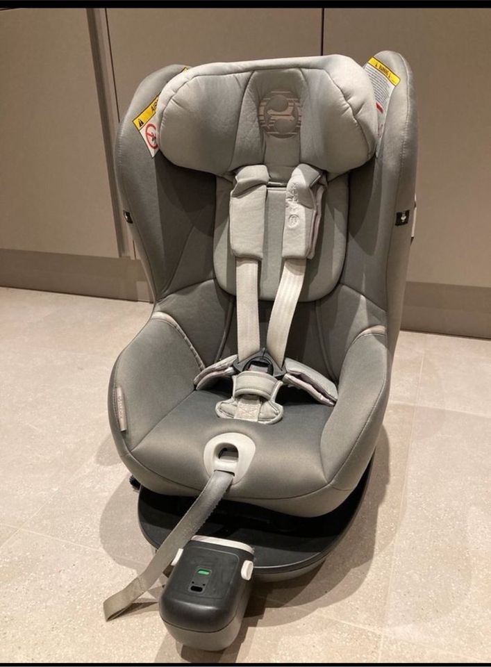 Cybex SIRONA M2 i-SIZE mit der ISO-Fix-Basistation Cybex BASE M in Braunschweig