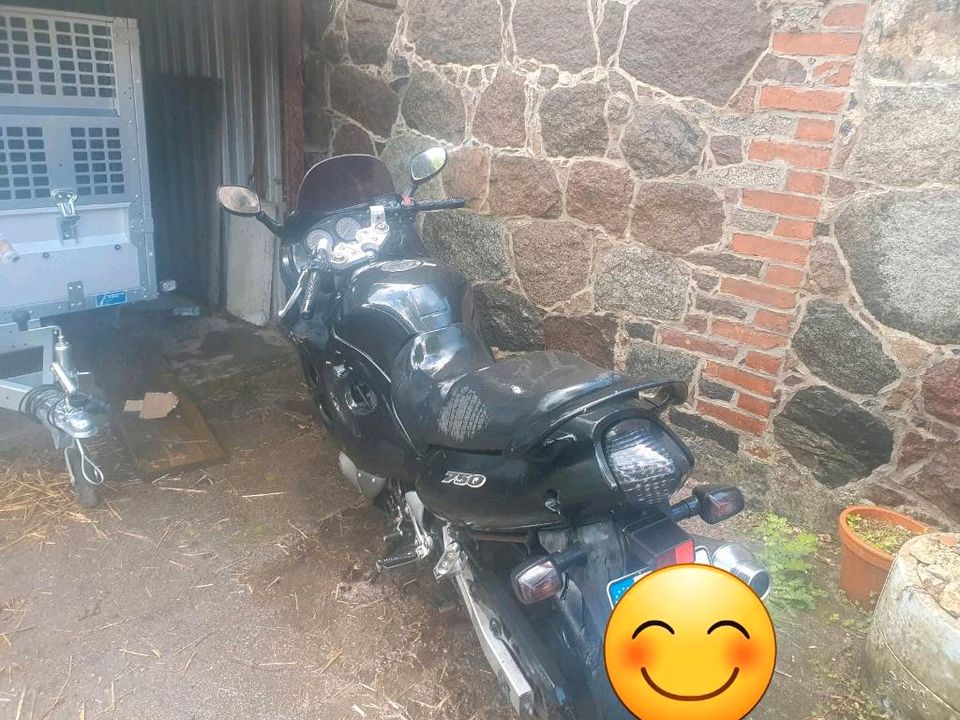 Suzuki GSX F  750 in Ahrensfelde