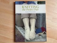 Knitting the Perfect pair.  Dorothy T. Ratigan Essen - Altenessen Vorschau