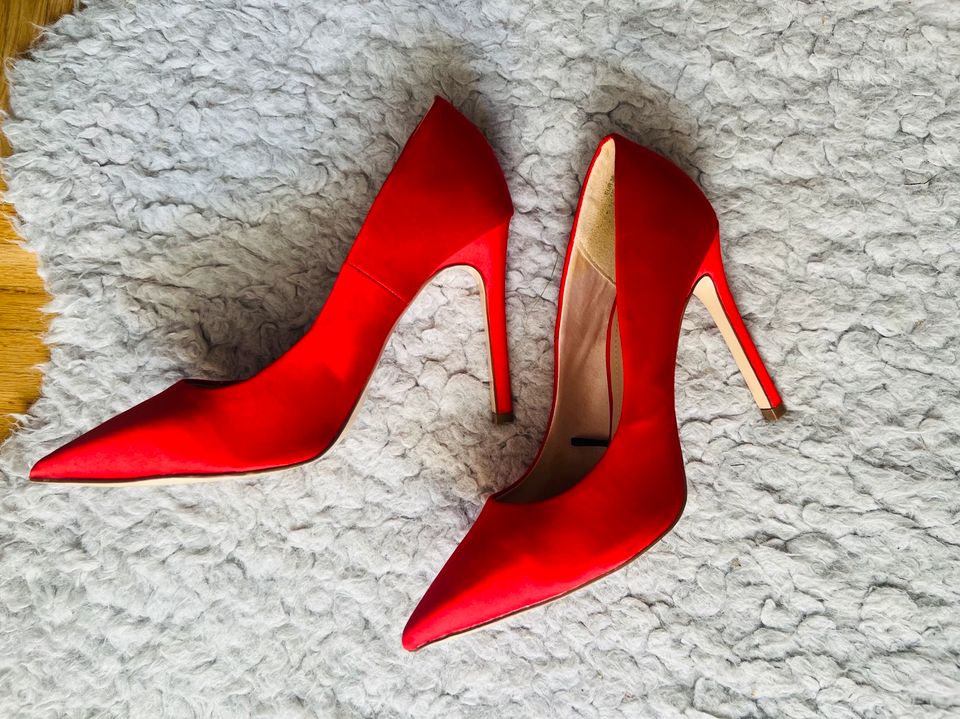 H&M Stiletto Pumps High Heels Sonderkollektion Rot Satin Gr. 36 in Hamburg