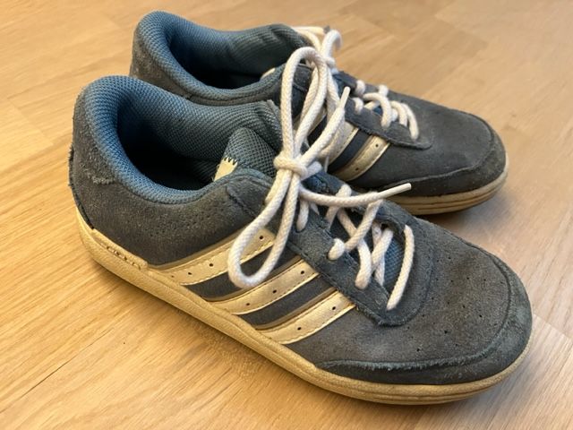 Halbschuhe von adidas, Größe 32 in Düsseldorf