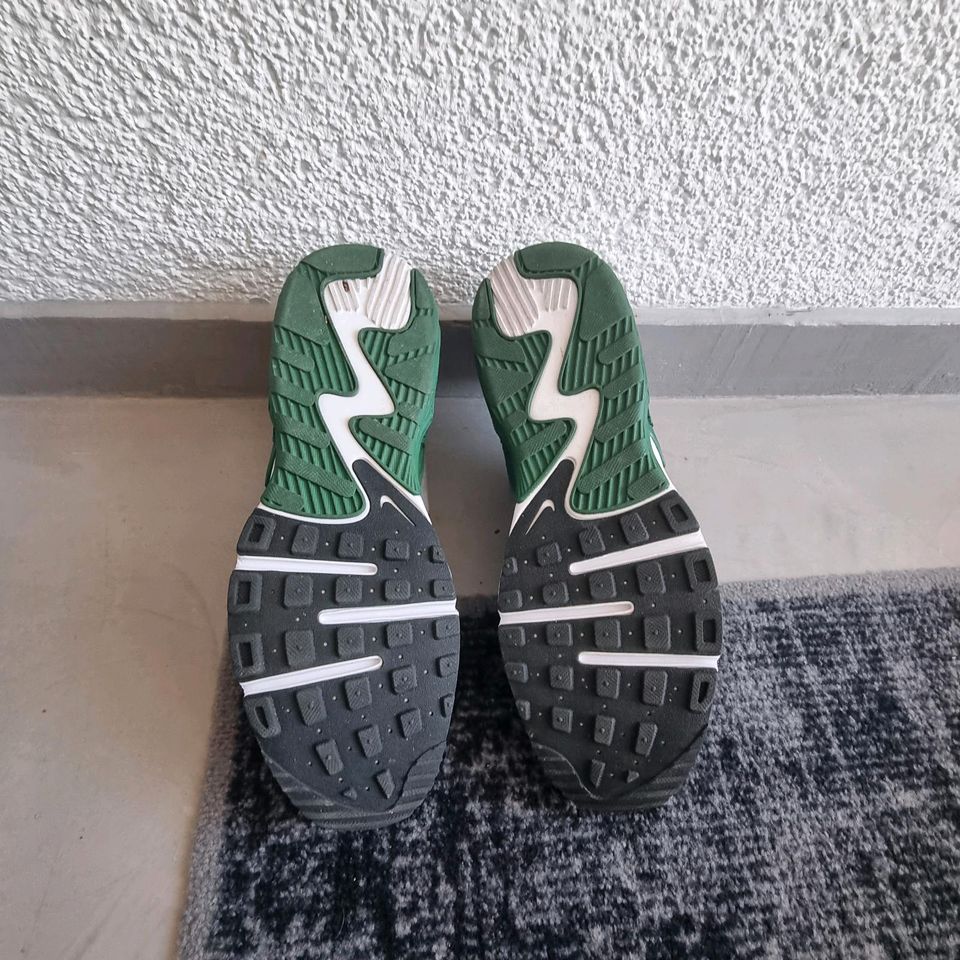 Nike Air Max Schuhe in 44 1/2, grau grün schwarz in Tamm