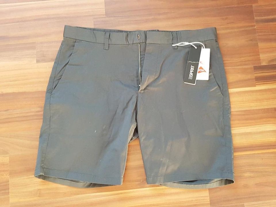 Esprit Shorts Relaxed Herren Chino kurze Hose dunkelgrün 31 Neu in Neu Ulm