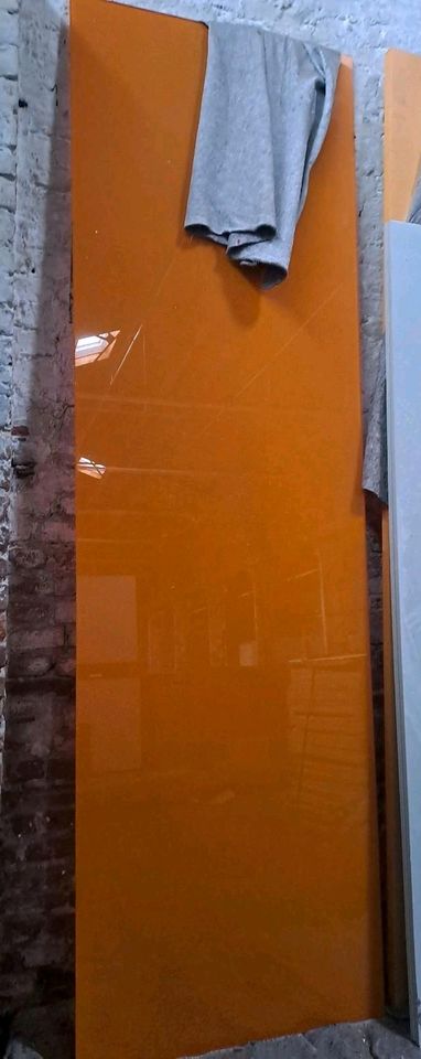 Riesige Glasscheibe in orange in Düsseldorf