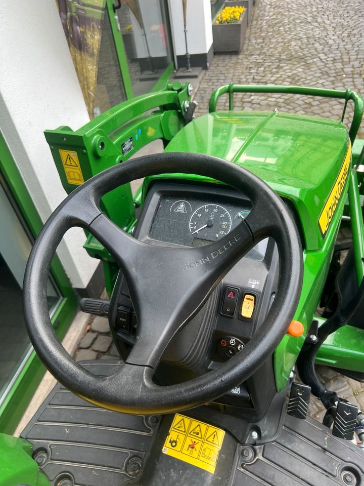 John Deere 2026R mit Frontlader, Kompakttraktor / Pflegetraktor in Lollar