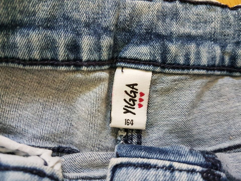 Yigga Jeans Shorts blau Stickerei 164 in Dortmund