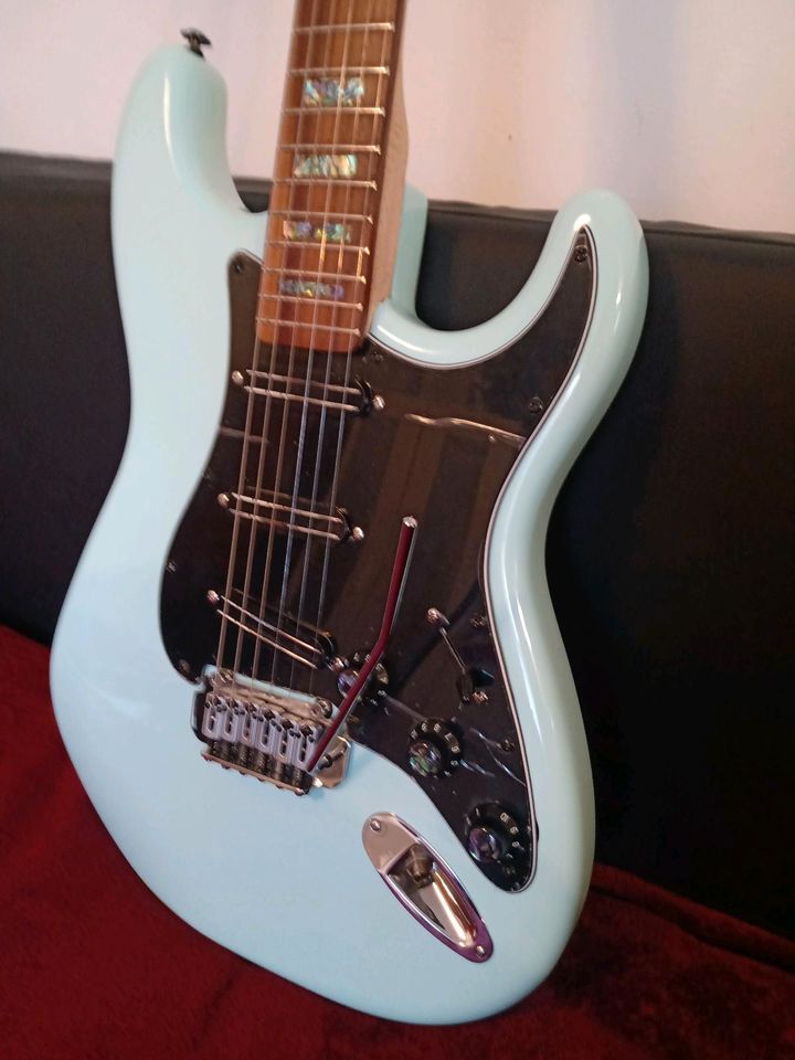 E-Gitarre Daphne blue, hellblau, Stratocaster in Niddatal