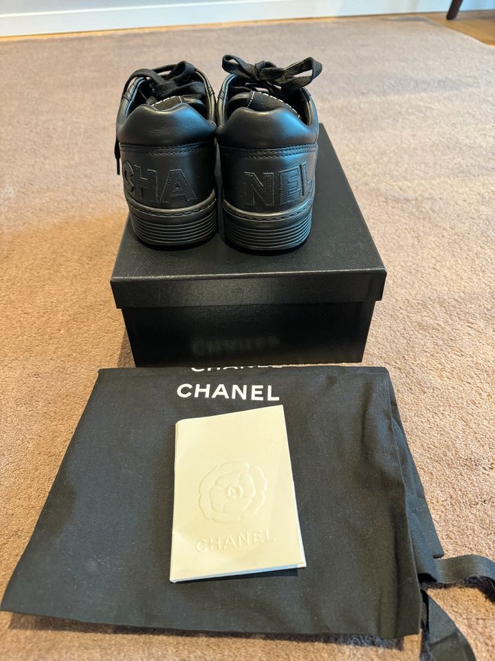 Original Chanel sneaker in Hamburg
