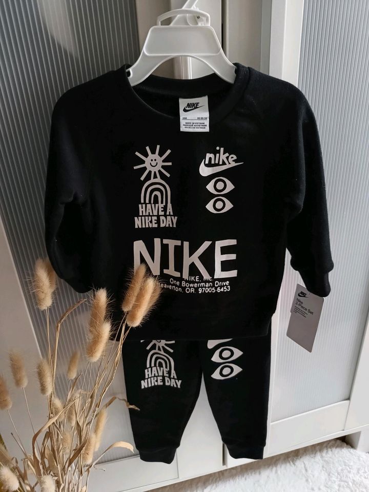 NEU Nike Jogginganzug schwarz unisex 80-86 in Kirchen (Sieg)