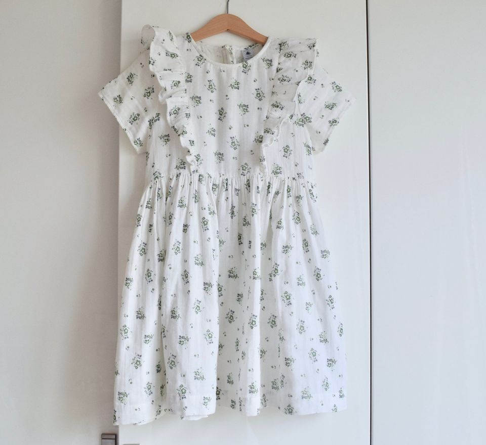 *verkauft* PETIT BATEAU süßes Kleid Musselin Gr 140 weiß Blümchen in Berlin