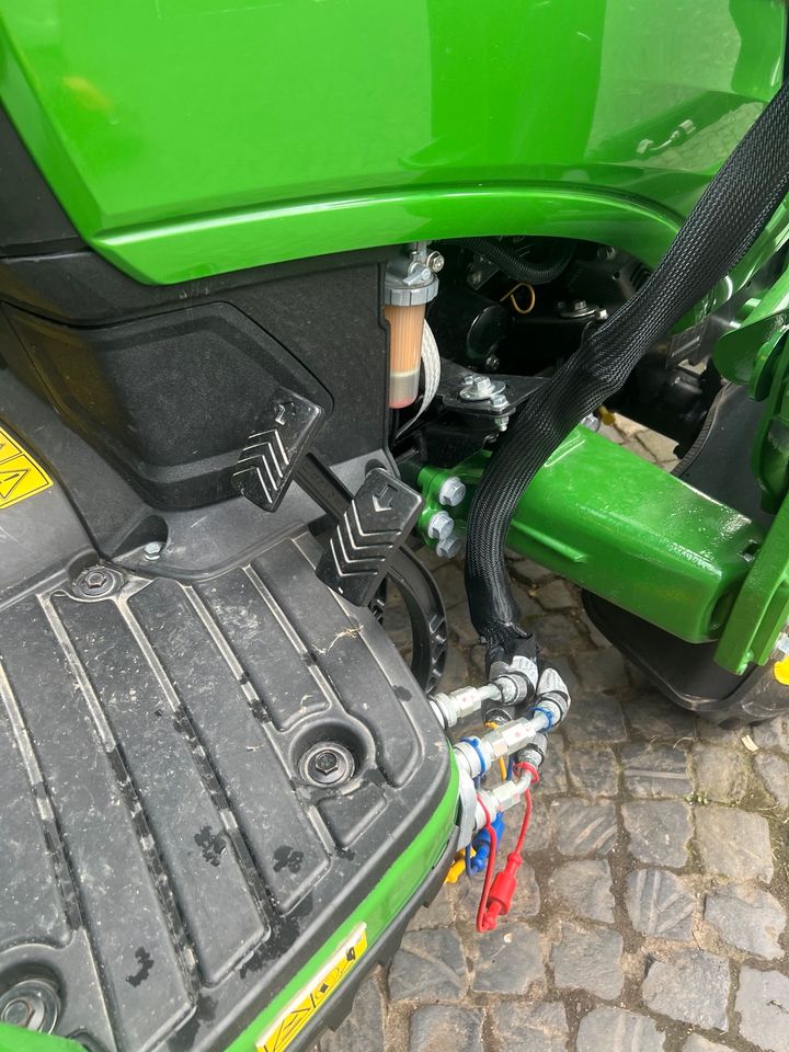 John Deere 2026R mit Frontlader, Kompakttraktor / Pflegetraktor in Lollar