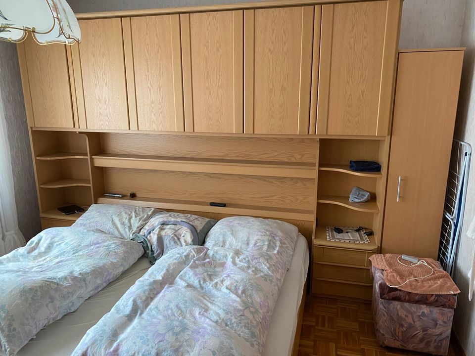 Doppelbett mit Schrankwand in Weitersburg