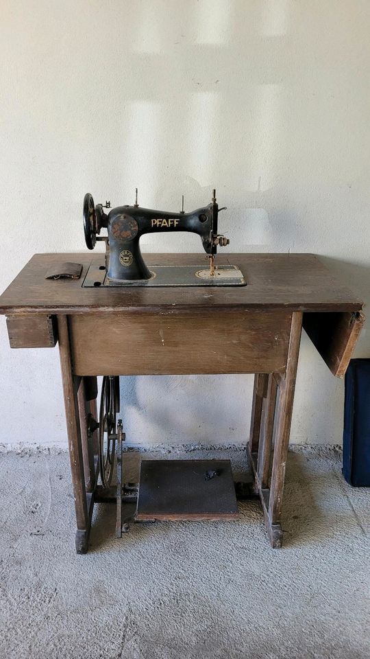 Antike Nähmaschine Pfaff mit Tisch in Chieming