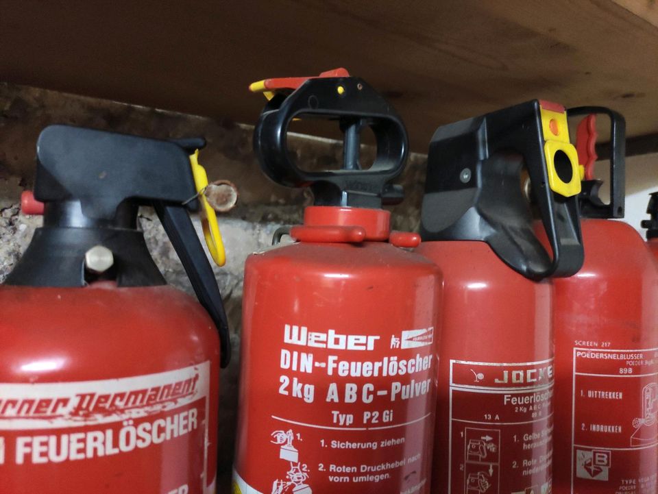 Verschiedene Oldtimer Feuerlöscher Pulver 2 KG in Köln