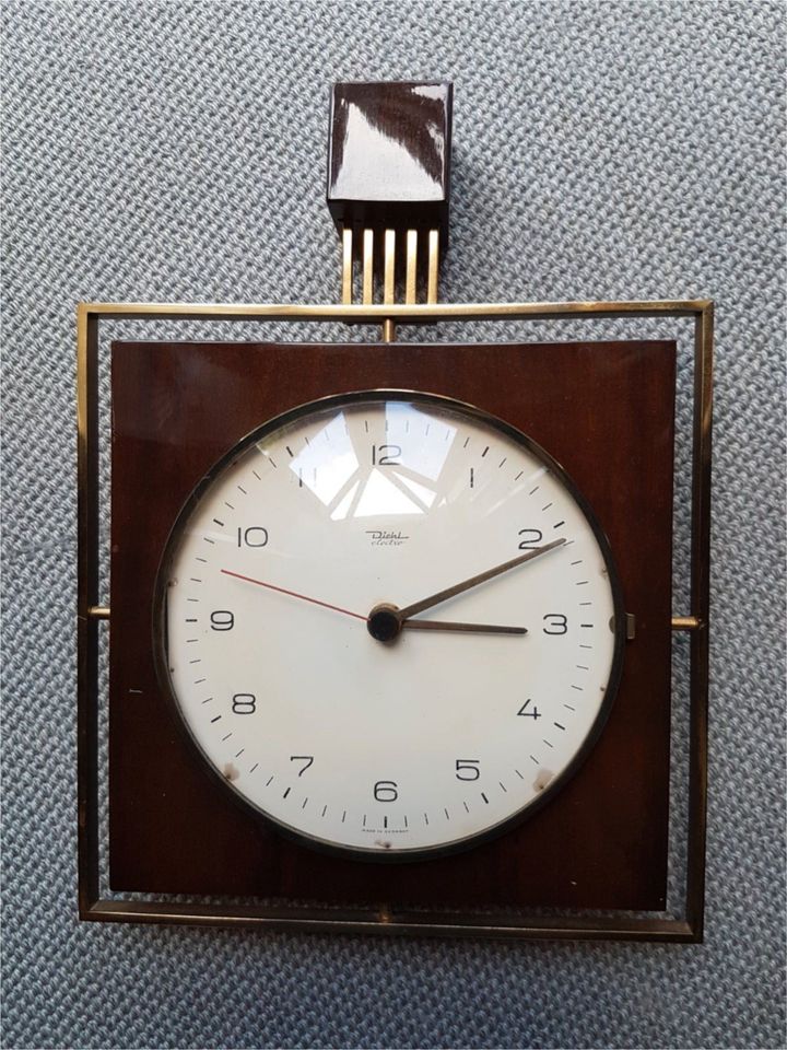 Wand-Uhr schlichtes Bauhaus Design mit Messingrahmen "SELTEN" in  Baden-Württemberg - Karlsbad | Kunst und Antiquitäten gebraucht kaufen |  eBay Kleinanzeigen ist jetzt Kleinanzeigen