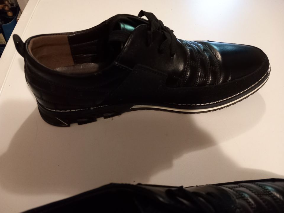 Herren Sneaker Schuhe Gr. 43 in Böhlen