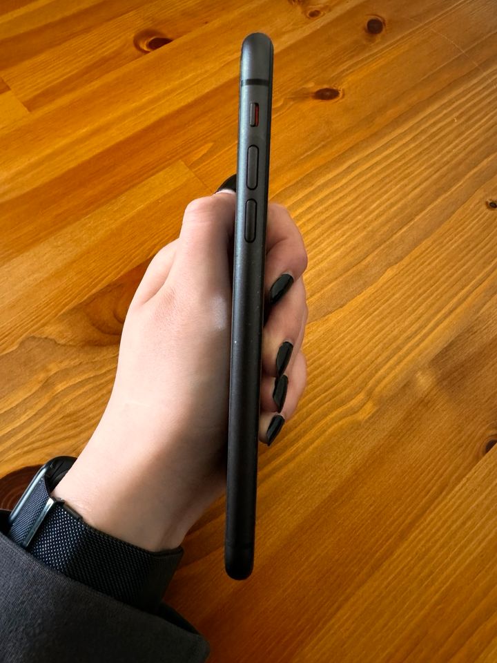 iPhone 11 - 128 GB - Schwarz - Inkl. OVP, Ladekabel & Hülle in Neubrandenburg