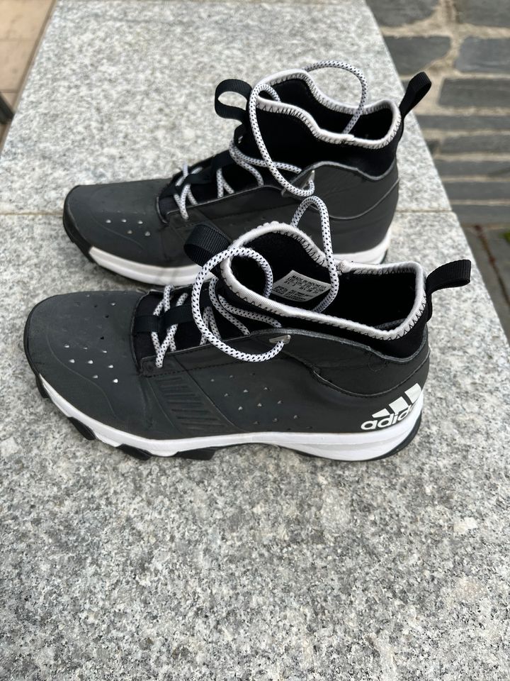 Adidas Schuhe Gr35 sehr guter Zustand in Neuensalz