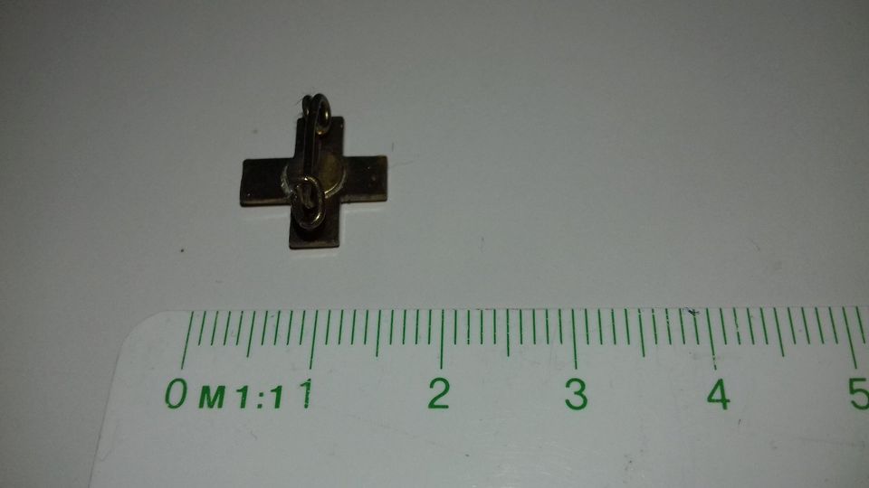 Goldenes Kreuz mit roten Schmuckstein Anstecker in Weißenburg in Bayern