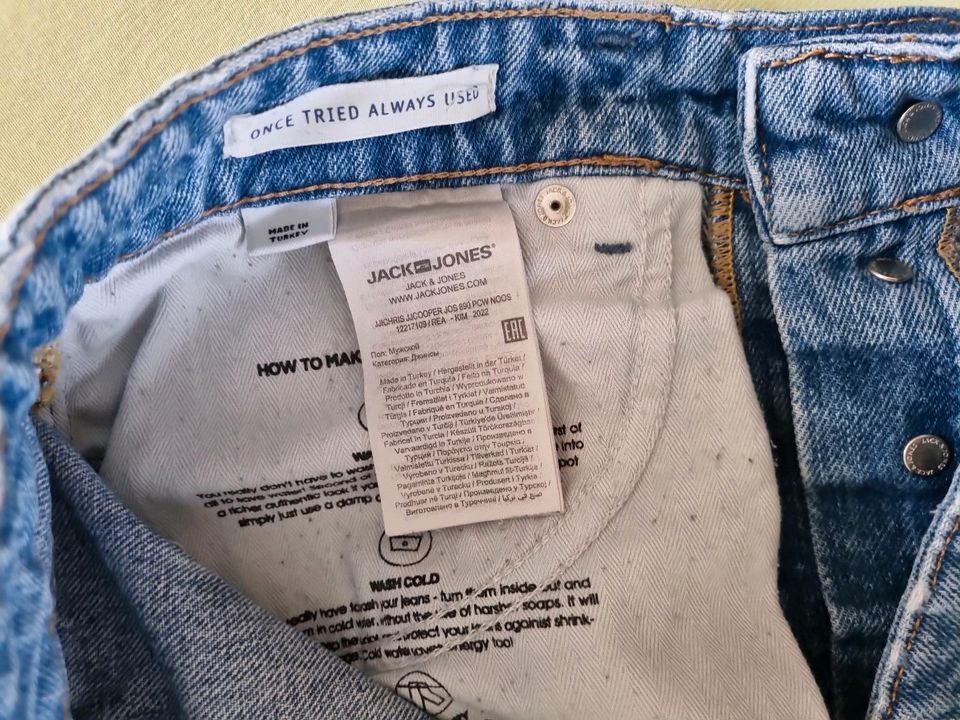 Neuwertige Jeans Hose Jeanshose von Jack&Jones Chris Gr. 30/32 in Berglern