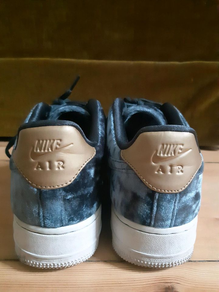 Nike Air Force 1 Samt grün in Berlin