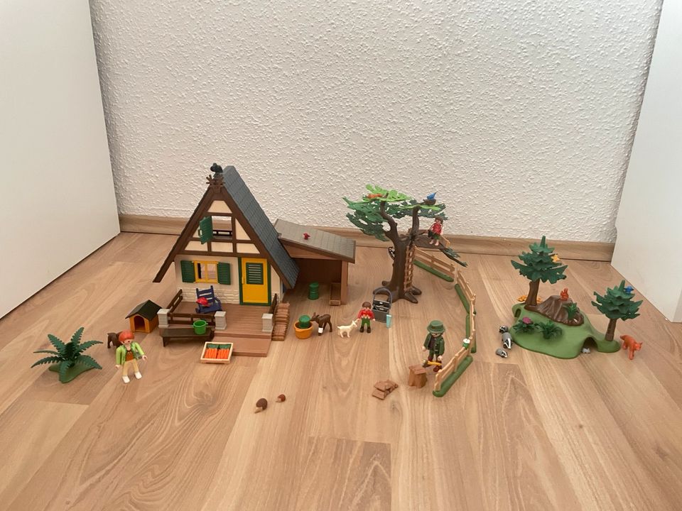 Playmobil Forsthaus 4207 + Wald und weiterem Zubehör in Wiesbaden