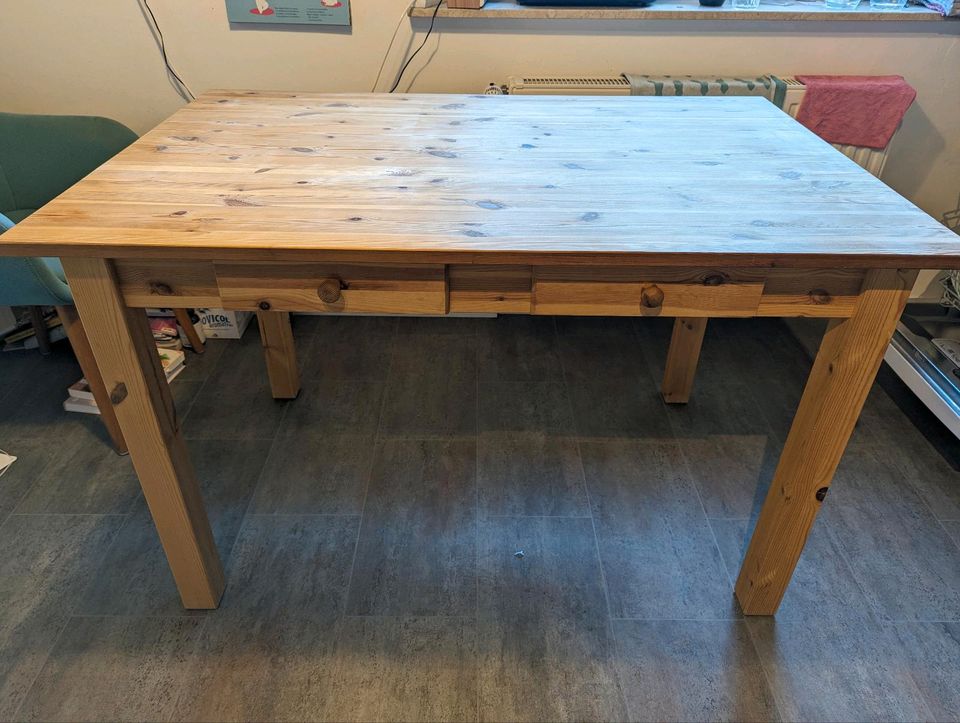 Schöner Massivholz Tisch 120x80 mit Schubladen in Springe