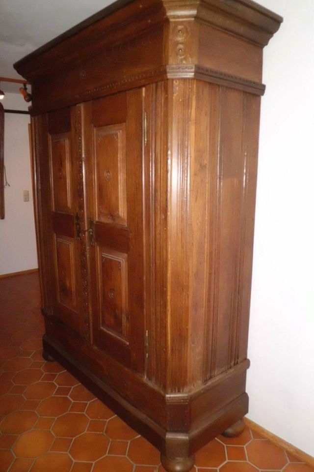 Antiker Eicheschrank massiv, Garderobenschrank Barock in Loßburg