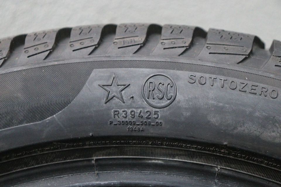 4x Pirelli SottoZero 3 RFT RSC* 255 40 R18 99V XL Winterreifen! in Großmehring