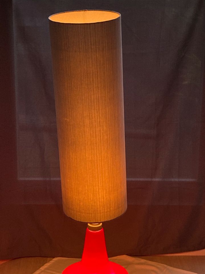 Vintage Stehlampe, DORIA, roter Glasfuß in Hamburg