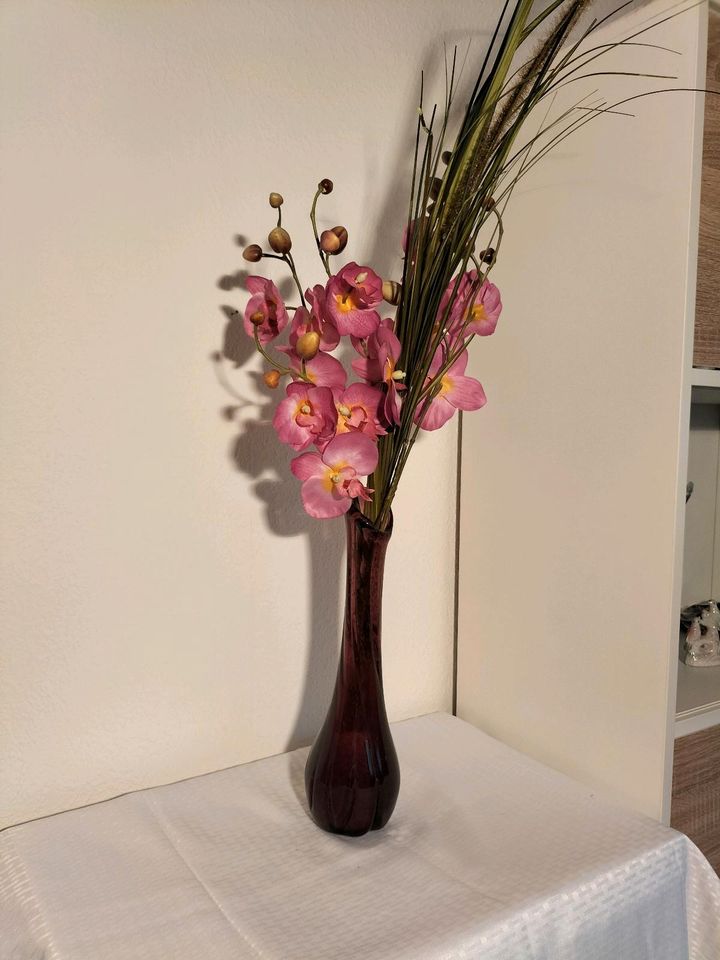 Vase, Glasvase, Blumenvase lila mit Blumen in Warthausen