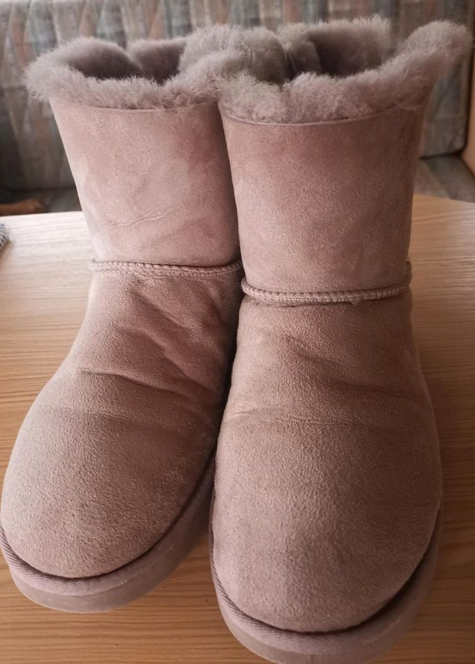 Ugg Rosa Stiefel in Augsburg