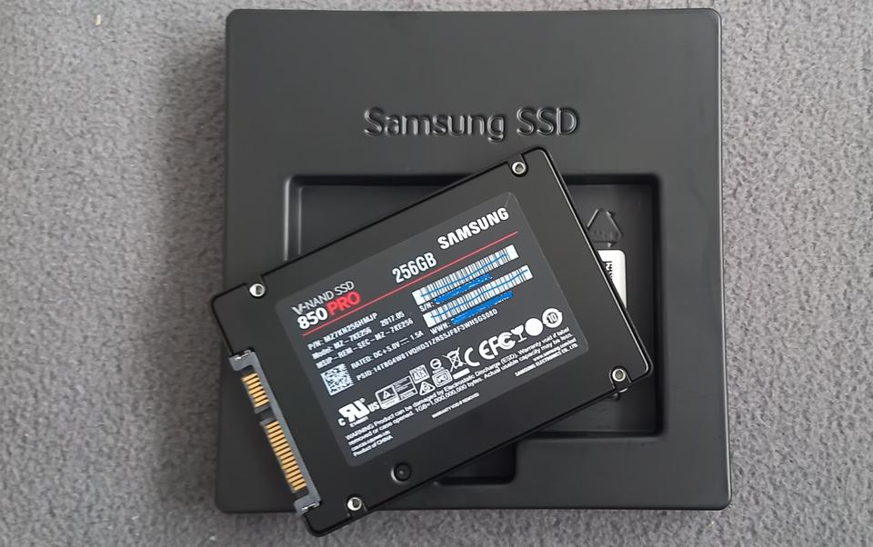 Samsung MZ-7KE256BW 850 Pro interne SSD 256GB (6,3 cm/2,5 Zoll) in Garbsen