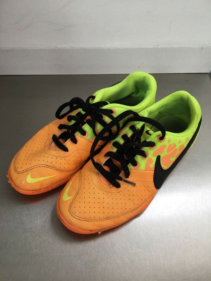 Nike Sportschuhe 36,5 Turnschuhe Halle in Eggenfelden