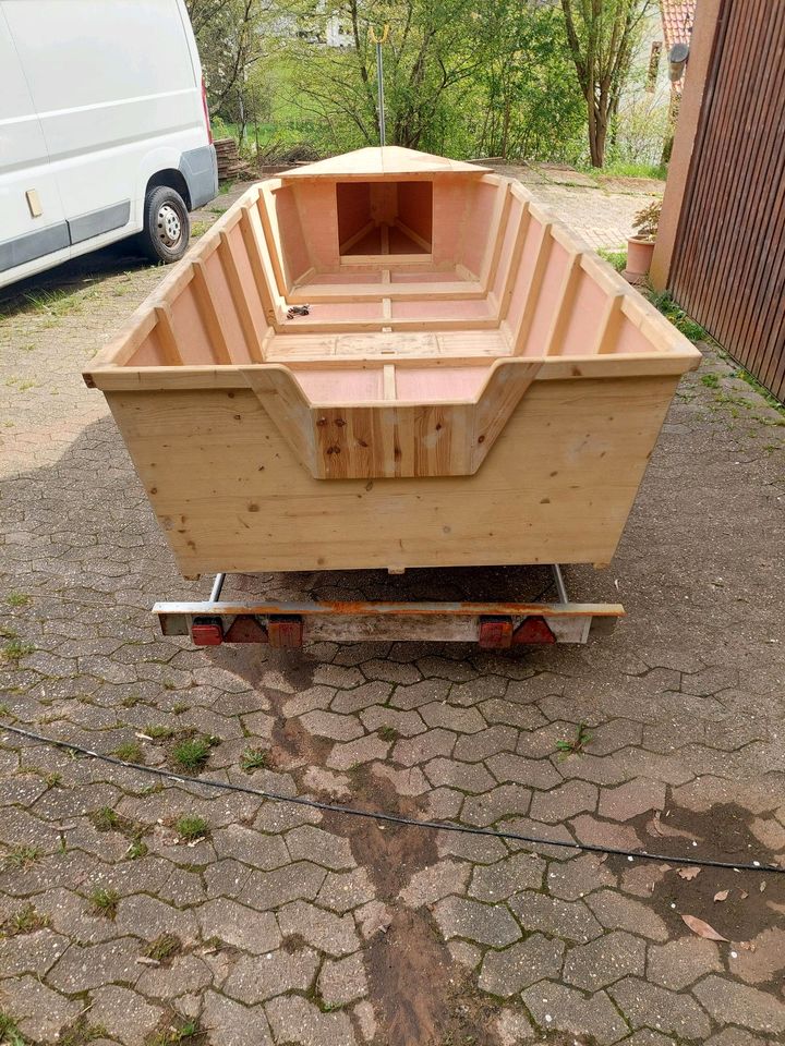 Holzboot mit Hänger in Homburg