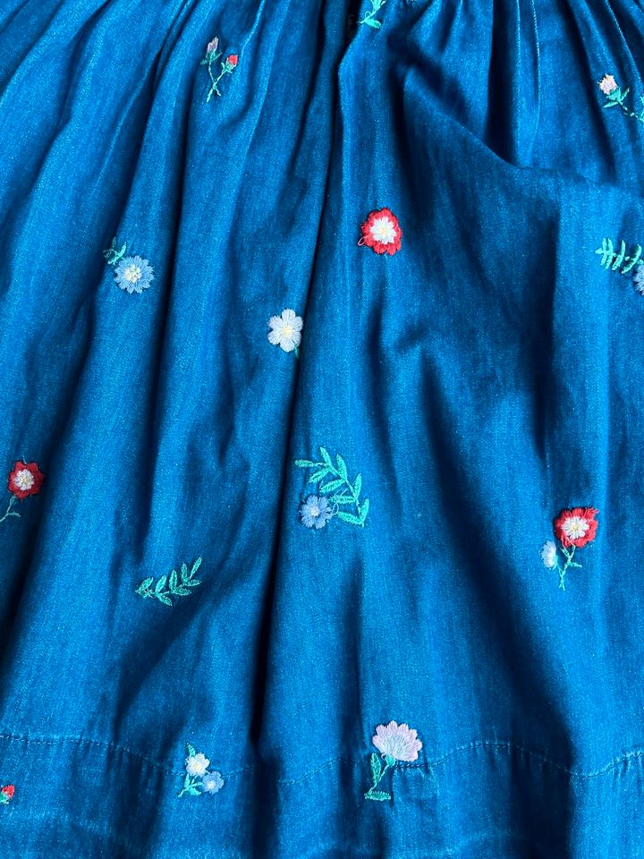 Rüschenkleid mit Stickerei von Mini Boden blau Blümchen in Baiersdorf