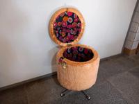 #C DDR Wäschetruhe Wäschepuff Hocker Drehfuß Plüschhocker Blumen Chemnitz - Schönau Vorschau