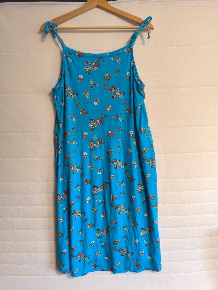 blaues Sommerkleid in Kirkel