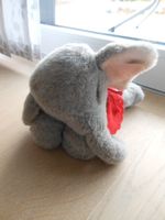 Steiff - liegender Elefant mit Knopf und Fahne 5710/20 Nordrhein-Westfalen - Leichlingen Vorschau