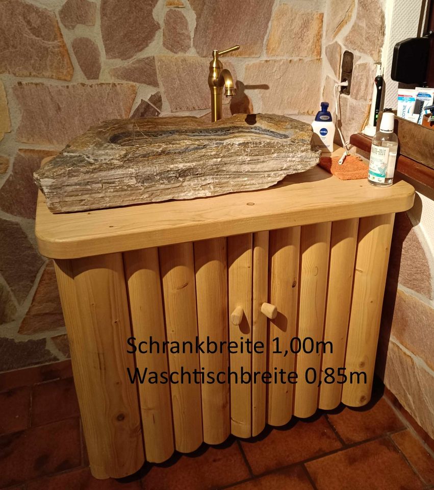 Naturstein - Waschtisch mit Unterschrank von Blockstammholz. in Heidenrod