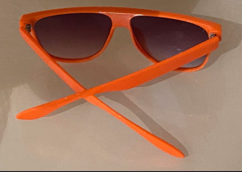 Sonnenbrille, orange bläuliche Gläser in Schöllkrippen