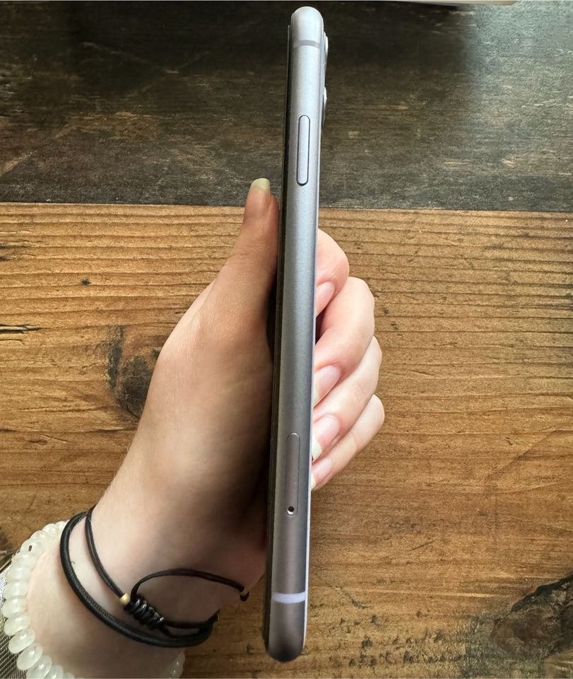 Apple iPhone 11 128GB lila gebraucht in Dresden