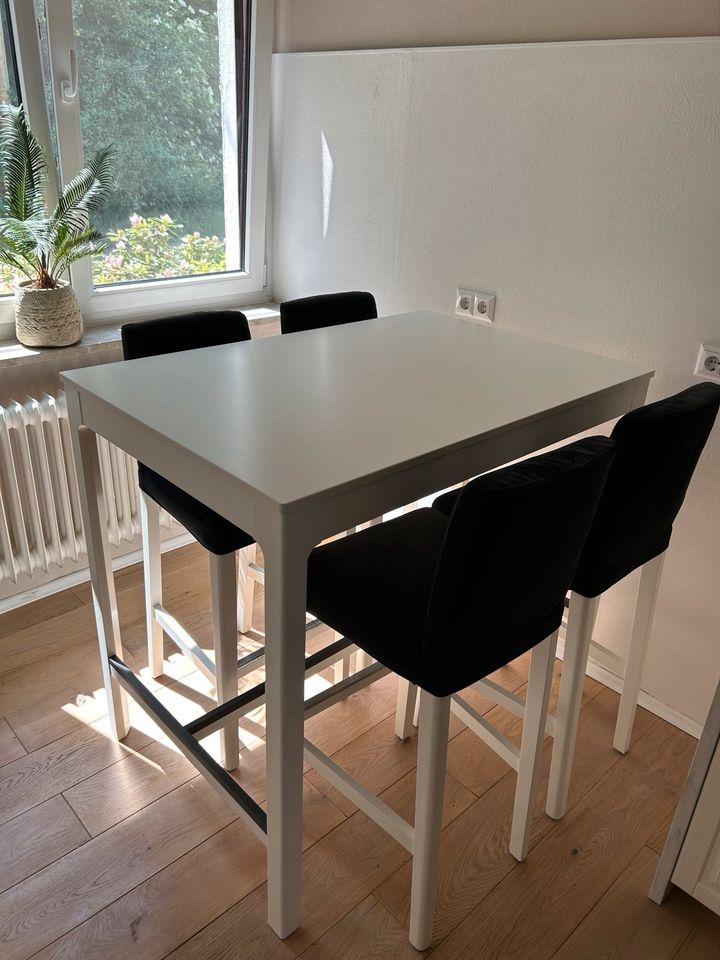 Bartisch / Hoher Tisch mit Stühlen  Ikea Ekedalen  und Bermund N in Mainhausen