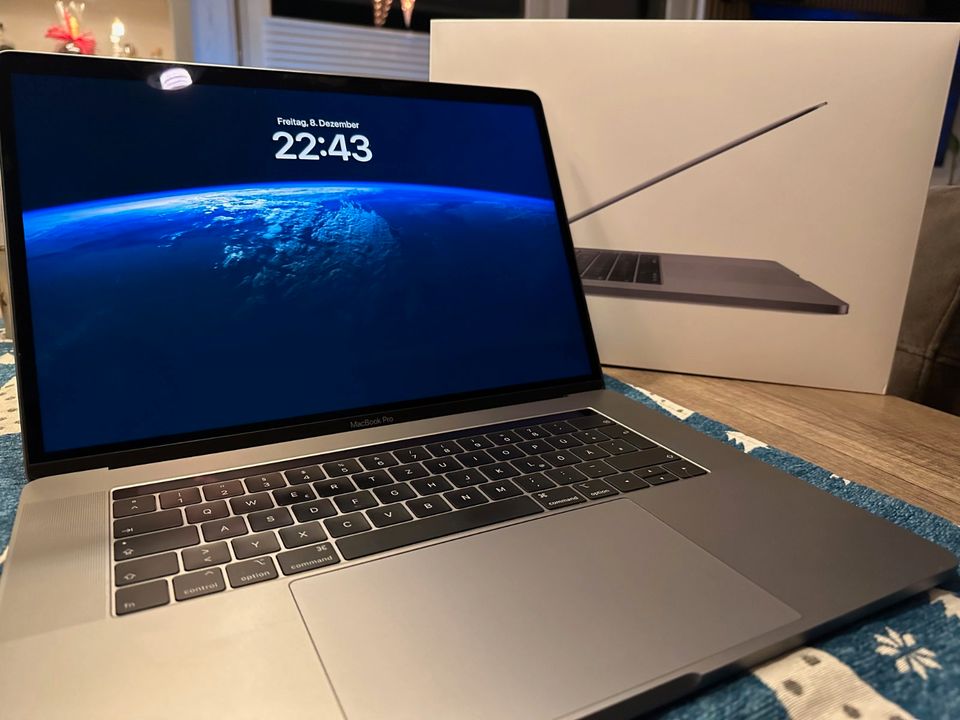 Apple MacBook Pro 15" / i7 2,2 GHz / 16GB RAM / 256 GB Speicher in Haan