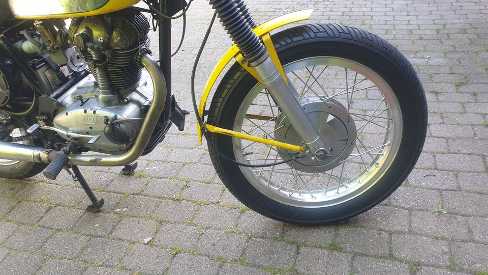 Ducati 450 Scrambler in Hamburg